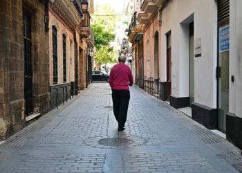 Peatón caminando por la calle Veedor ya abierta al tráfico / FOTO: Eulogio García