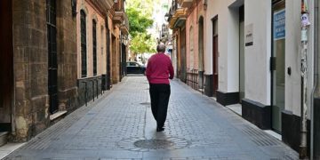 Peatón caminando por la calle Veedor ya abierta al tráfico / FOTO: Eulogio García