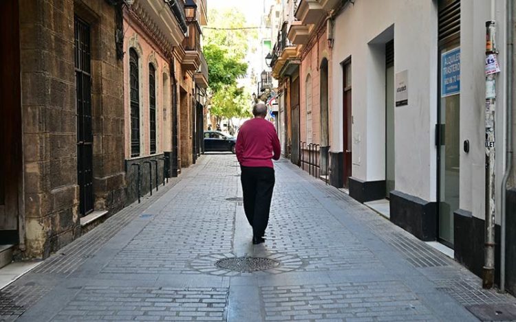 Peatón caminando por la calle Veedor ya abierta al tráfico / FOTO: Eulogio García