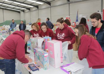 Preparando los lotes de regalos personalizados / FOTO: Ayto.