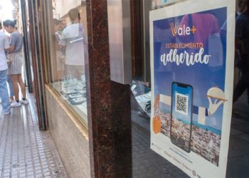 Escaparate en Cádiz con el cartel de la promoción / FOTO: Diputación