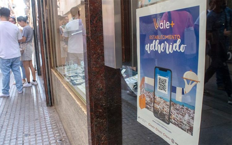 Escaparate en Cádiz con el cartel de la promoción / FOTO: Diputación