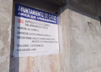 Valla informando de la obra de más viviendas turísticas, en extramuros / FOTO: DBC