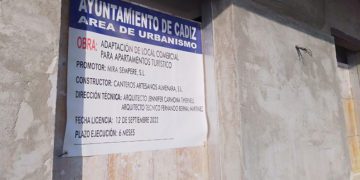 Valla informando de la obra de más viviendas turísticas, en extramuros / FOTO: DBC