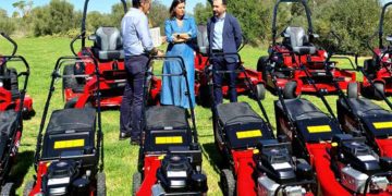Posado de Cavada y López Gil con el primer lote de maquinaria renovado / FOTO: Ayto.