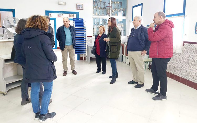 La edil de Vivienda junto a representantes vecinales / FOTO: Ayto.