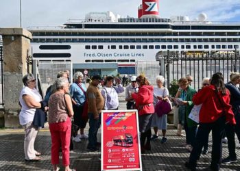 Cruceristas junto a la verja del muelle / FOTO: Eulogio García