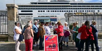 Cruceristas junto a la verja del muelle / FOTO: Eulogio García