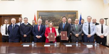 Posado tras la firma en el Ministerio de Defensa / FOTO: Navantia