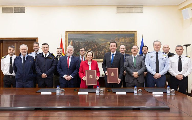Posado tras la firma en el Ministerio de Defensa / FOTO: Navantia