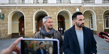 De la Cruz atendiendo a la prensa a las puertas del Consistorio / FOTO: Eulogio García