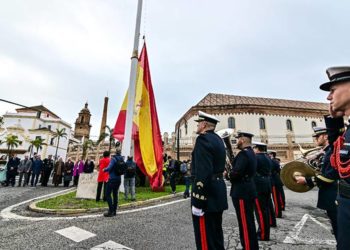 El izado del banderón en la plaza de Sevilla / FOTO: Eulogio García