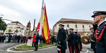 El izado del banderón en la plaza de Sevilla / FOTO: Eulogio García