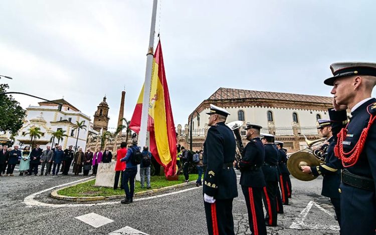 El izado del banderón en la plaza de Sevilla / FOTO: Eulogio García