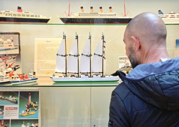 Curioseando los barcos construidos con piezas de Tente / FOTO: Eulogio García