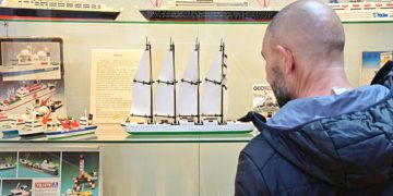 Curioseando los barcos construidos con piezas de Tente / FOTO: Eulogio García