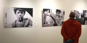 Curioseando varias de las obras de la muestra / FOTO: Ayto.
