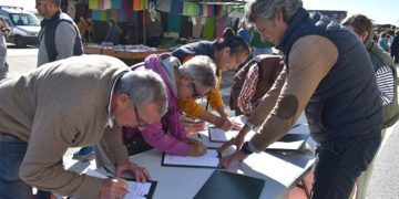 Recogiendo firmas en el mercadillo de los jueves / FOTO: AxSí