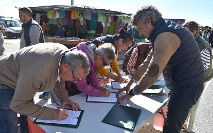 Recogiendo firmas en el mercadillo de los jueves / FOTO: AxSí