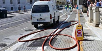 Baldeando el pasado agosto todavía con la maquinaria antigua / FOTO: Eulogio García