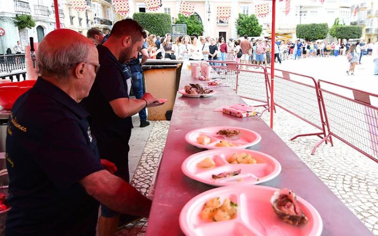 Colas en una pasada Ostionada / FOTO: Eulogio García