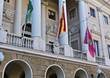 Pendón a media asta en el Ayuntamiento / FOTO: Eulogio García