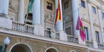 Pendón a media asta en el Ayuntamiento / FOTO: Eulogio García