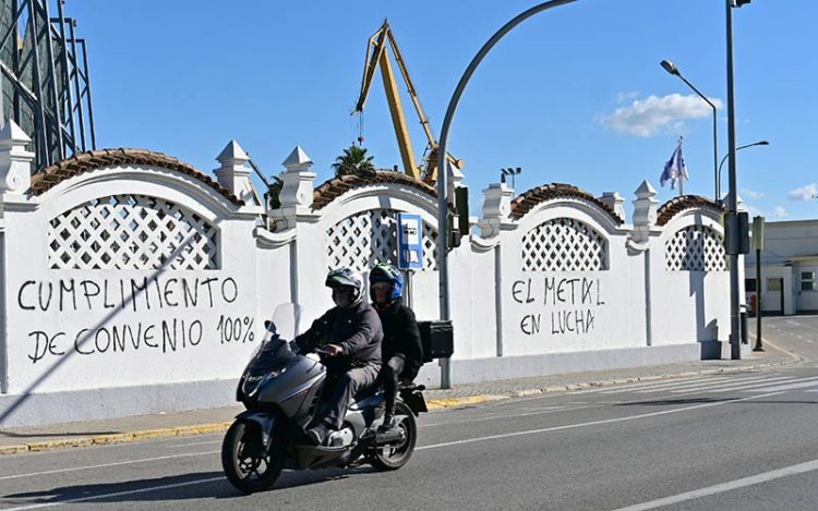 Pintadas en los astilleros de la capital / FOTO: Eulogio García