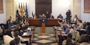 La propuesta salía adelante con el apoyo de todos los presentes / FOTO: Ayto.