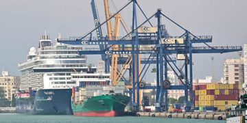 El Puerto de Cádiz compartiendo buques de crucero y de contenedores / FOTO: Eulogio García