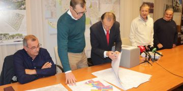 Vecinos de El Marquesado presentando la elaboración del Plan Especial junto al alcalde / FOTO: Ayto.