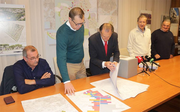 Vecinos de El Marquesado presentando la elaboración del Plan Especial junto al alcalde / FOTO: Ayto.
