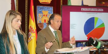 El alcalde junto a la edil de Hacienda / FOTO: Ayto.