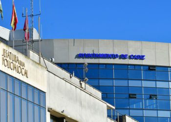 Detalle de la tribuna del estadio con el hueco dejado por el rótulo anterior / FOTO: Eulogio García