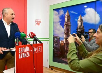 En una pasada rueda de prensa de Ruiz Boix / FOTO: Eulogio García
