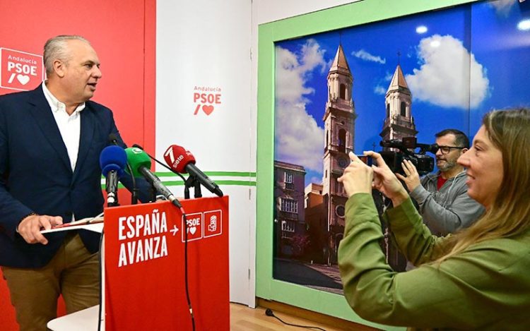 En una pasada rueda de prensa de Ruiz Boix / FOTO: Eulogio García