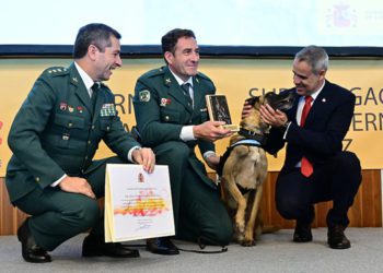 Pacheco entrega uno de los reconocimientos a la Guardia Civil / FOTO: Eulogio García