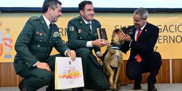 Pacheco entrega uno de los reconocimientos a la Guardia Civil / FOTO: Eulogio García