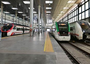 Cercanías, Trambahía y Media Distancia coincidiendo en la estación de Cádiz / FOTO: Eulogio García