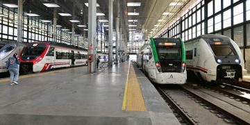 Cercanías, Trambahía y Media Distancia coincidiendo en la estación de Cádiz / FOTO: Eulogio García