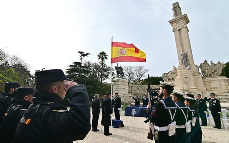 Izando la bandera en la plaza de España / FOTO: Eulogio García