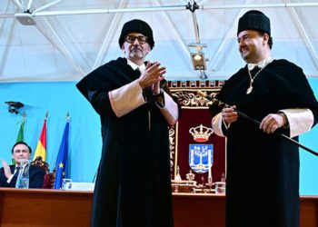 Piniella entrega al bastón de mando a Mantell / FOTO: Eulogio García