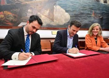 Escenificando la firma del acuerdo / FOTO: Ayto.