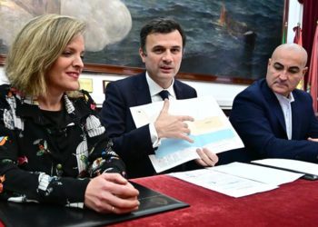 El alcalde señalizando la futura playa perruna / FOTO: Eulogio García