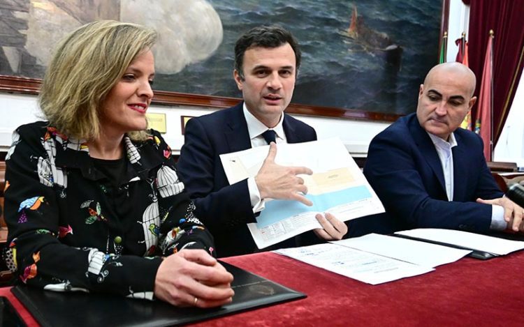 El alcalde señalizando la futura playa perruna / FOTO: Eulogio García