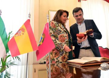 El protocolario recibimiento de la consejera en el Ayuntamiento / FOTO: Ayto.