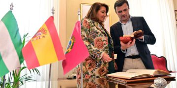 El protocolario recibimiento de la consejera en el Ayuntamiento / FOTO: Ayto.