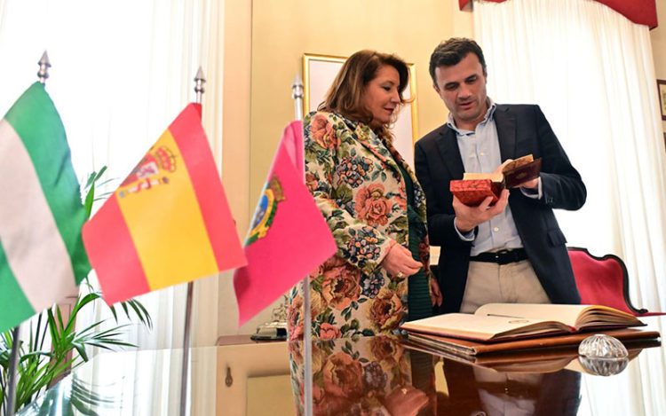 El protocolario recibimiento de la consejera en el Ayuntamiento / FOTO: Ayto.