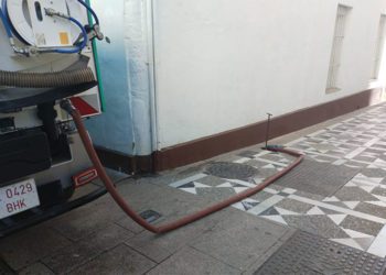 Foto con la que el PP denuncia que en La Isla se sigue baldeando con agua potable / FOTO; PP