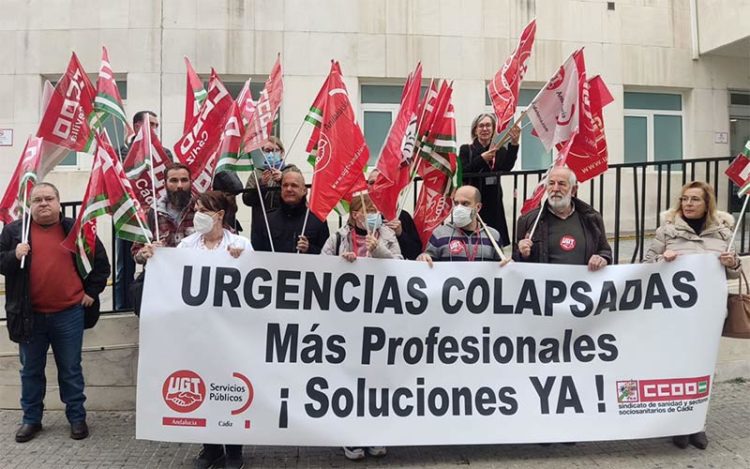 Concentrados en el acceso a las Urgencias / FOTO: CCOO